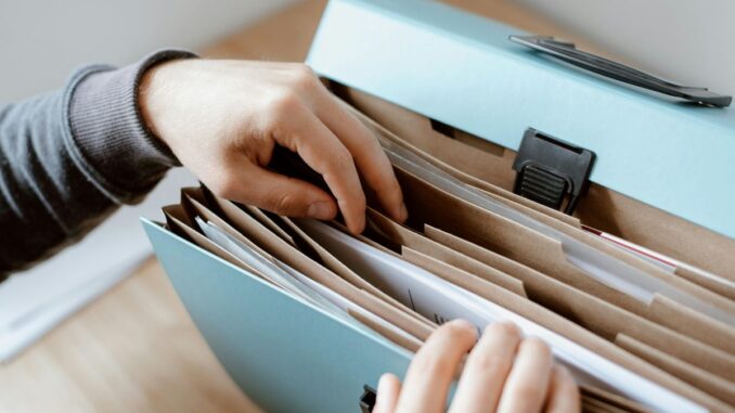 qui est au courant quand on fait un dossier de surendettement